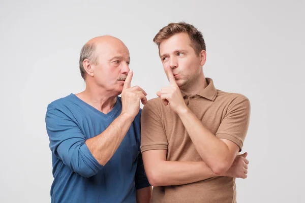 Dois Homens Com Olhares Suspeitos Fazem Gestos Silêncio Tocam Lábios — Fotografia de Stock