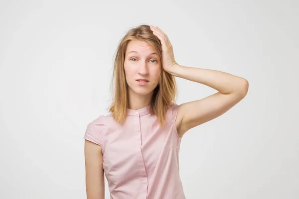 Schouderophalend Europese Vrouw Het Dragen Van Roze Shirt Twijfel Verward — Stockfoto