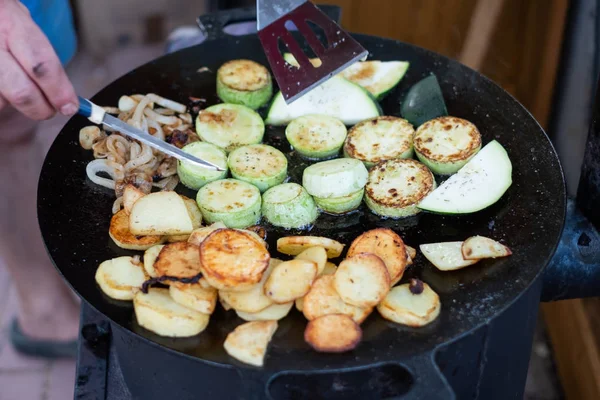 Kochen Von Kartoffeln Und Zucchini Einer Speziellen Pfanne Namens Tava — Stockfoto