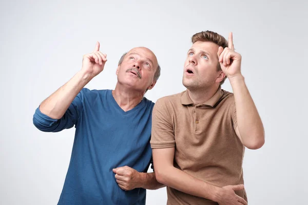 Dva Starší Muž Ukazováčkem Vzhå Pochybností Výrazem Tváři Něco Attrack — Stock fotografie