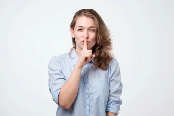 Mujer Bonita Haciendo Mantener Gesto Tranquilo Aislado Sobre Fondo Blanco —  Fotos de Stock