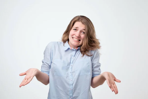 Encolhendo Mulher Europeia Vestindo Camisa Azul Dúvida Fazendo Encolher Ombros — Fotografia de Stock