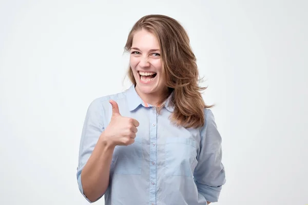 Счастливая Молодая Женщина Показывает Большие Пальцы Белом Фоне Успех Работе — стоковое фото