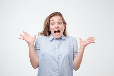 Aman Tanrım, Wow duygu ifade ile beyaz kadın. Hayretle yaygın açık ağzı genç kız gülümseyerek sürpriz