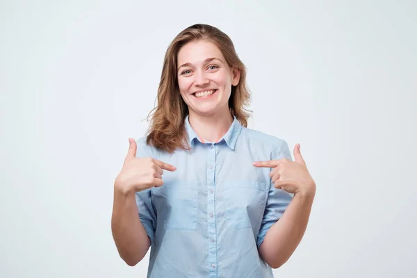 Menina Europeia Bonita Feliz Ppinting Com Dedo Indicador Mesma Ela — Fotografia de Stock