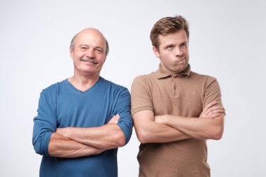 Yetişkin oğlum bir anlaşmazlık için babasını kaybetti. Yaşlı bir adam kendini ve gülümsüyor memnun oldu. Genç adam rahatsız ve uzağa bakmak rahatsız. Anne ve çocuk arasında bir kavga