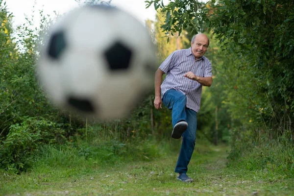 Homem Caucasiano Maduro Chutando Uma Bola Futebol Livre Bola Está — Fotografia de Stock