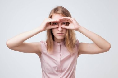 Uzakta görünen beyaz yakışıklı adam portresi.