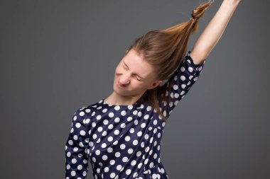 Hasarlı uzun Grier lastiği koymak için çalışırken oldukça beyaz kadınla