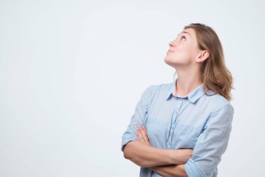 Yan görünüm gri arka plan tek başına duran güzel genç yetişkin kadın. Stüdyo vurdu.