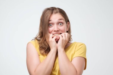 Sarı heyecan arıyor şaşırmış mutlu güzel kadın