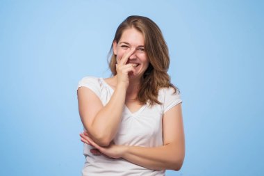 Genç Avrupalı kadın kıkırdıyor sevinçle yakışıklı, dur gülüyor, çalışır gibi kapakları ağız giyer casual beyaz t gömlek