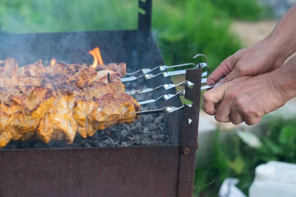 Cucina carne di maiale calda sul barbecue russo, preparata sulla griglia con spezie all'aperto — Foto Stock