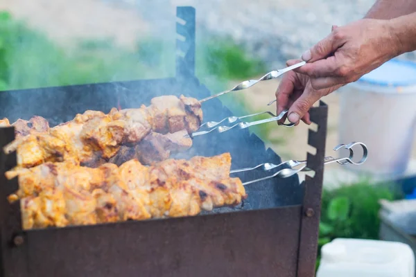 Kochen von heißem Schweinefleisch auf russischem Grill, zubereitet auf Grill mit Gewürzen im Freien — Stockfoto