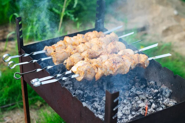 Cucina carne di maiale calda sul barbecue russo, preparata sulla griglia con spezie all'aperto — Foto Stock