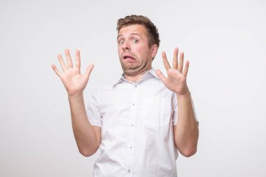 Korkarım kavramı ben. Beyaz tişörtlü genç korkan adam portresi. Erkek varoluş portre.