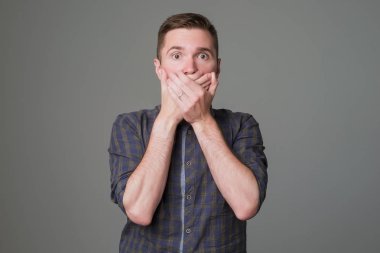 Avrupa adam onun ağız ayakta koyu arka plan üzerinde kapatma