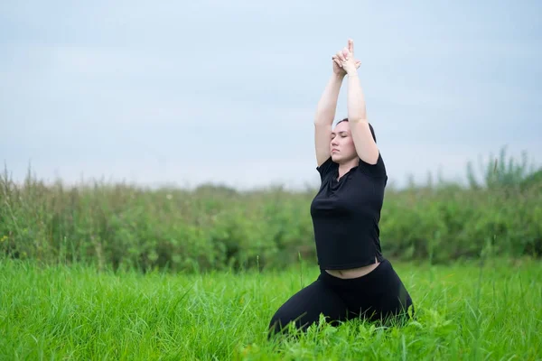 Kaukasische Junge Frau Praktiziert Yoga Oder Pilates Auf Einer Grünen — Stockfoto