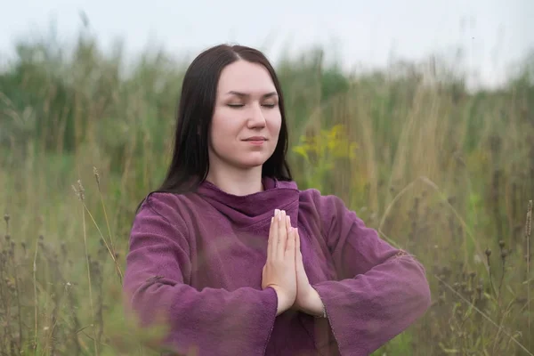 Красивая молодая девушка медитирует в осеннем парке — стоковое фото