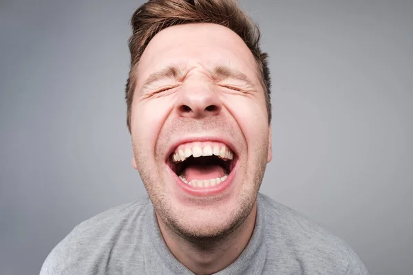 Студія Крупним Планом Знімає Сміх Дорослого Чоловіка Дивлячись Камеру Білому — стокове фото