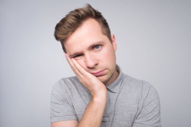 Stüdyo sıkıntı süre eğilerek baş taraftan gösterilen ve gri arka plan üzerinde duran kasvetli kel Avrupa adam portresi. Bu aptal dedikodular içinde ilgilenmiyorum.