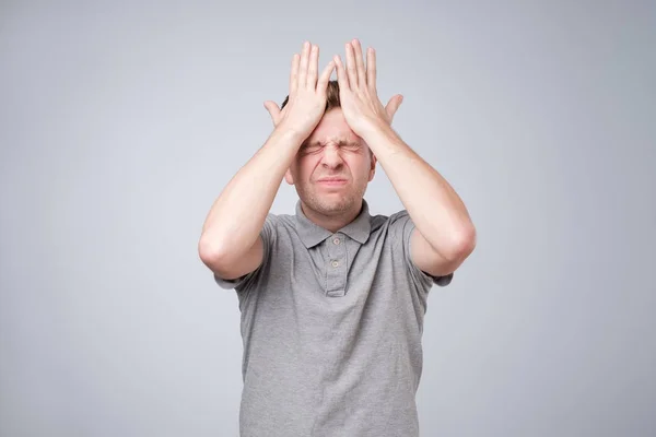 Joven Caucásico Agarrado Cabeza Cerrando Los Ojos Olvidado Hechos Importantes —  Fotos de Stock