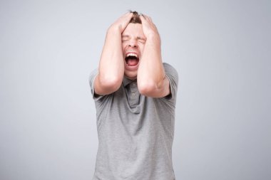Bir haykırış Avrupa adam portresi. Kafasını elle kapsayan çığlık atıyor. Negatif duygu kavramı