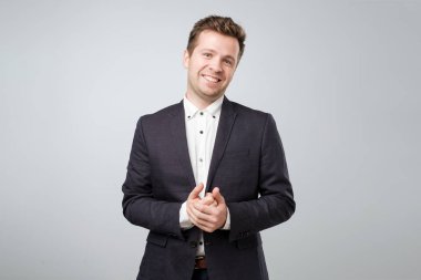 Kameraya bakarak yakışıklı genç beyaz iş adamı.