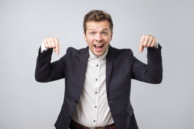 hakkında önemli bilgiler işaret eden bir genç iş adamı portresi