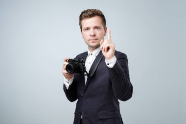 Peynir kavramı söylüyorlar. Yakışıklı delikanlı içinde silah küçük kamerayı bir çekim yapmaya hazır takım.