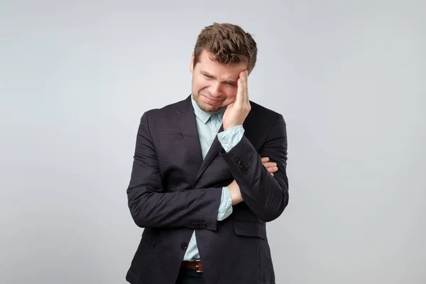 Retrato de un hombre de negocios de mediana edad de pie llorando a través de la pérdida y el dolor o por el fracaso — Foto de Stock