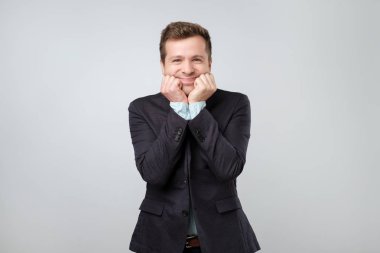 Heyecanlı ve zafer elde etmek memnun olmak neşeli çekici Avrupa erkek portresi clenches yumruk