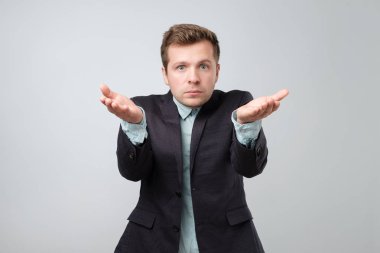 Avrupa aptal clueless genç adam, bu yüzden ne kime ne soran dışarı silah.