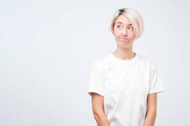 Tepki görmek bir yana gergin, can endişeli karışık kız kısa renkli saç ve sevimli çiller,