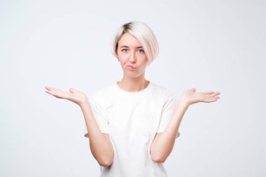 Kısa saç modeli ile oldukça Avrupa kız ne yapacağımı bilmiyorum