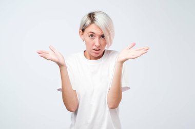 Kısa saç modeli ile oldukça Avrupa kız ne yapacağımı bilmiyorum