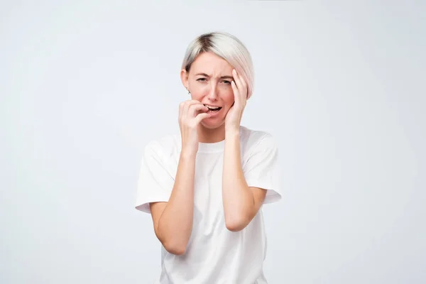 Femme désespérée pleurant avec les cheveux courts de couleur étant dans la dépression après la querelle avec le mari ou le petit ami — Photo