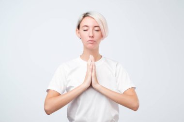 Meditasyon, yoga hareketle onun el ele tutuşarak, sakin hissediyorum kısa renkli saç modeli ile genç gülümseyen kadın