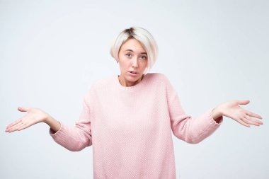 Kısa saç modeli ile oldukça Avrupa kız ne yapacağımı bilmiyorum. Ne kavramı seçmek daha iyidir