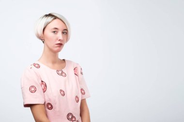 Genç güzel üzgün kadın ciddi ve ilgili depresif duygu endişeli ve düşünceli yüz ifadesi ile seyir