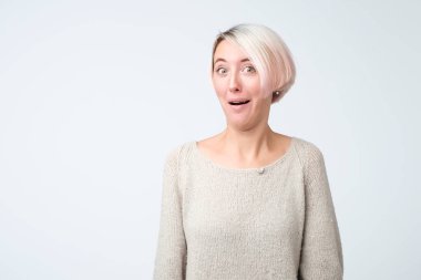 Utanç ya da mahçup Avrupalı genç bayan.