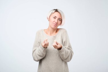 Çatık ve İtalyan hareketi el ile gösterilen çapraşık yoğun erkek, tartışma sırasında soru soran