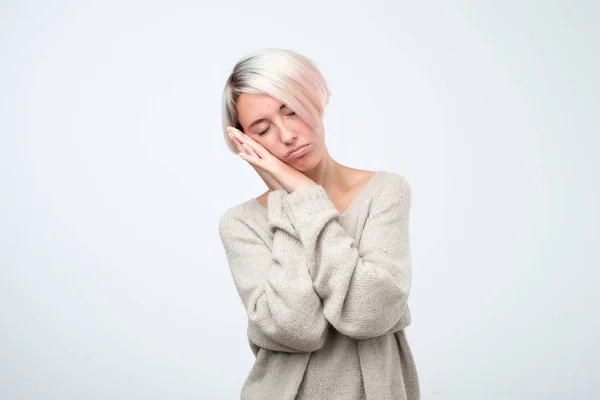 Chica triste y cansada que sufre de insomnio —  Fotos de Stock