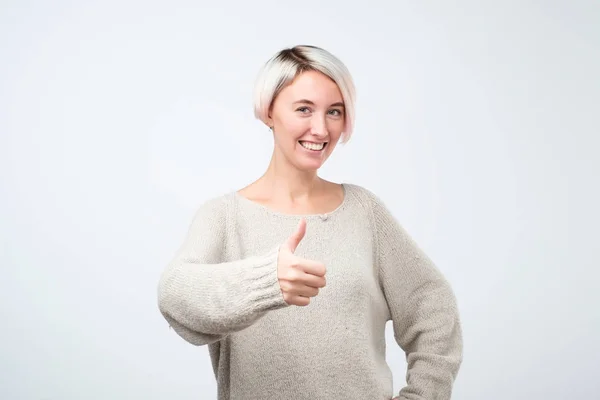 Retrato de mulher bonita com cabelo curto tingido com polegares para cima sinal — Fotografia de Stock