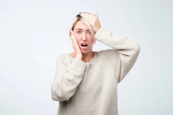 Retrato Una Mujer Europea Insatisfecha Pie Con Mueca Irritada Aislada —  Fotos de Stock