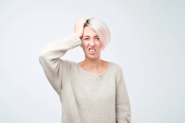 Retrato Una Mujer Europea Insatisfecha Pie Con Mueca Irritada Aislada —  Fotos de Stock