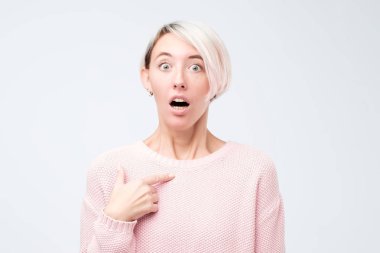 Üzerinde gri studio backgroud izole güzel kadın varoluş açık portre. Pembe kazak ayakta ile duygusal sürpriz kadında genç açık ağız