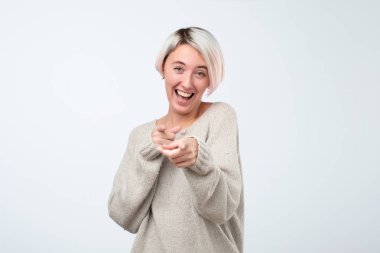 Parmak ve mi, kısa saç kesimi ile güzel ve genç birbayan puan