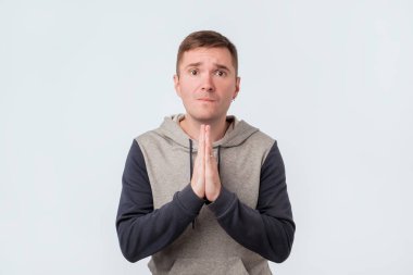 Lütfen bana iyilik kavramı yok. Yakışıklı duygusal zavallı elleri kasılmaya birlikte göğüs üzerinde kendisini affetmesi için veya yardım istemek çatık adam