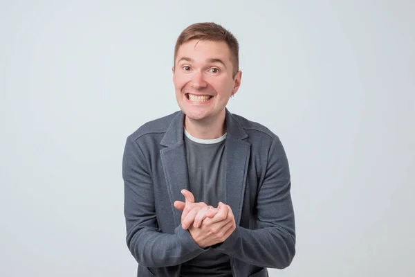 Hombre Caucásico Guapo Sonriendo Felizmente Aplaudiendo Las Manos Sorprendidos Con — Foto de Stock